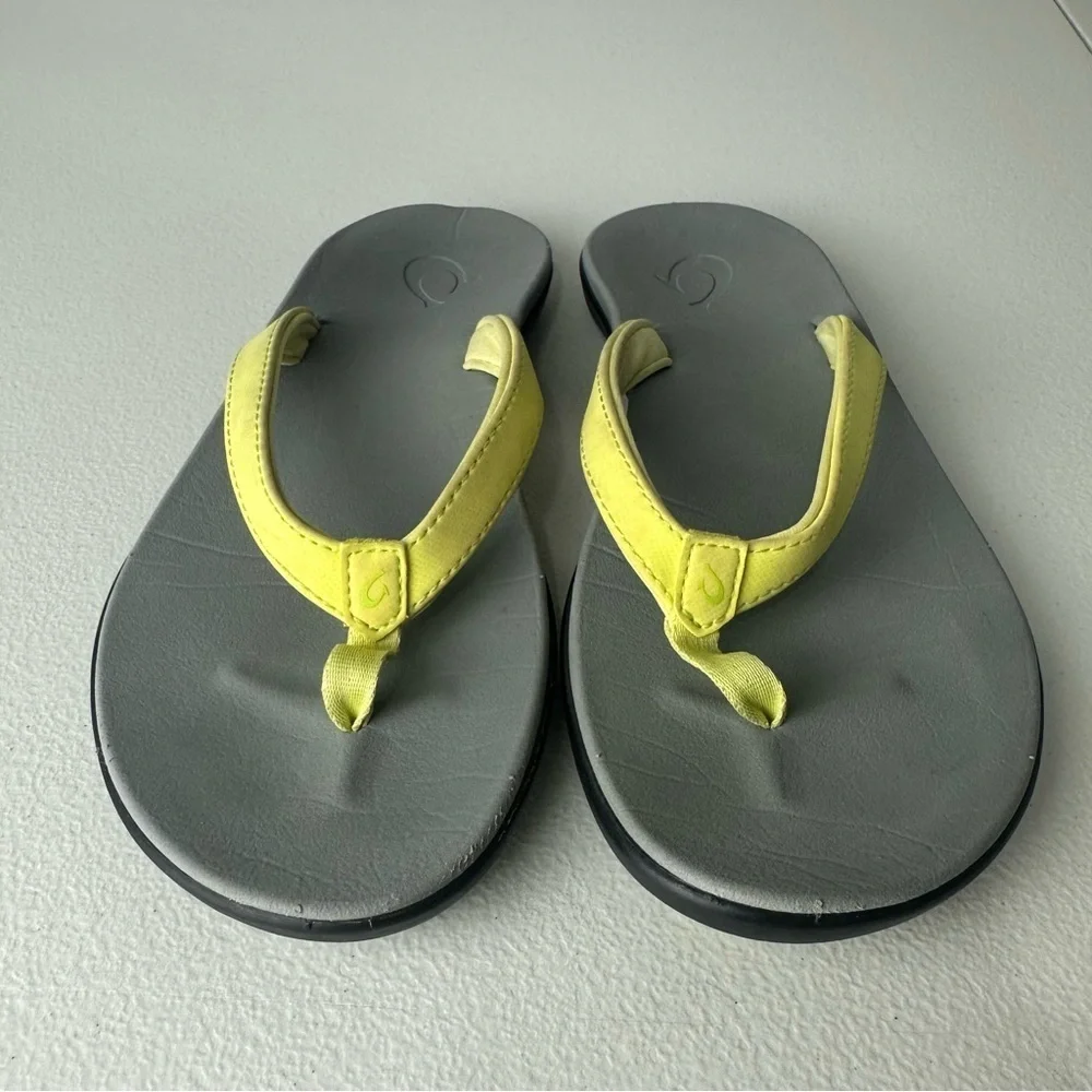 OluKai Girls Yellow Gray Black Ho’opio Thong Summer Outdoor Sandals Flip Flops 3